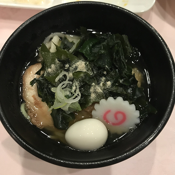 ラーメンの具材もバイキング形式。自分で好きな具を自由に選ぶことができます ラーメンの具材もバイキング形式。自分で好きな具を自由に選ぶことができます