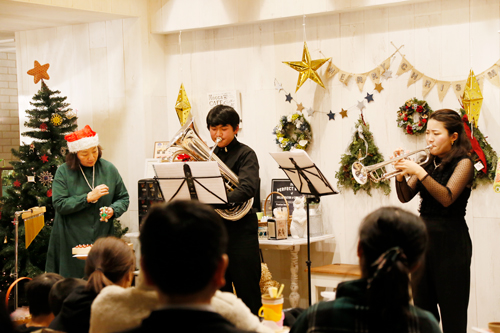 豊田親子の心温まる演奏。家族の温かさが感じられました。司会も兼ねて参加されていたオーナーの豊田さん、大変お疲れ様でした。 豊田親子の心温まる演奏。家族の温かさが感じられました。司会も兼ねて参加されていたオーナーの豊田さん、大変お疲れ様でした。